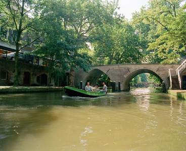 840560 Gezicht op de Weesbrug over de Oudegracht te Utrecht, vanaf een waterfiets.